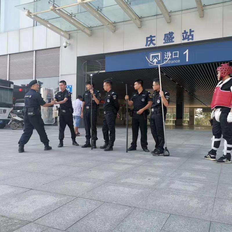 一群穿制服的人

描述已自动生成